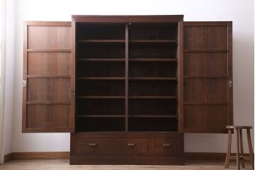 アンティーク家具　観音扉の大きなアンティーク収納棚(戸棚)