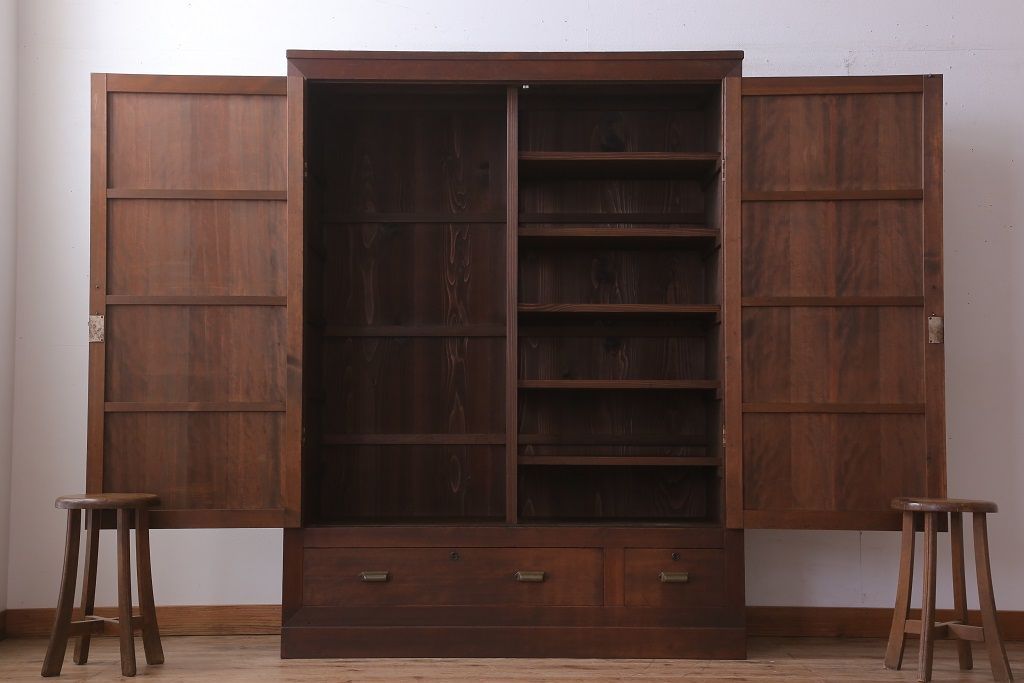 アンティーク家具　観音扉の大きなアンティーク収納棚(戸棚)