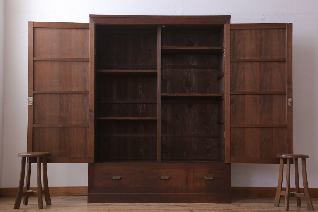 アンティーク家具　観音扉の大きなアンティーク収納棚(戸棚)