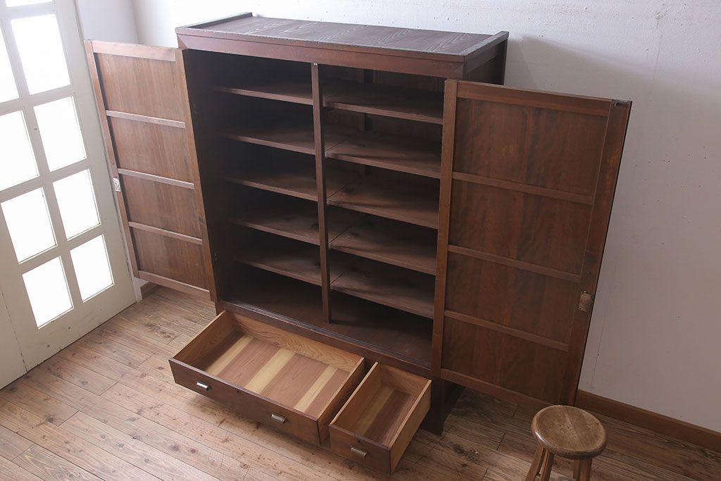 アンティーク家具　観音扉の大きなアンティーク収納棚(戸棚)