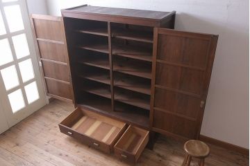 アンティーク家具　観音扉の大きなアンティーク収納棚(戸棚)