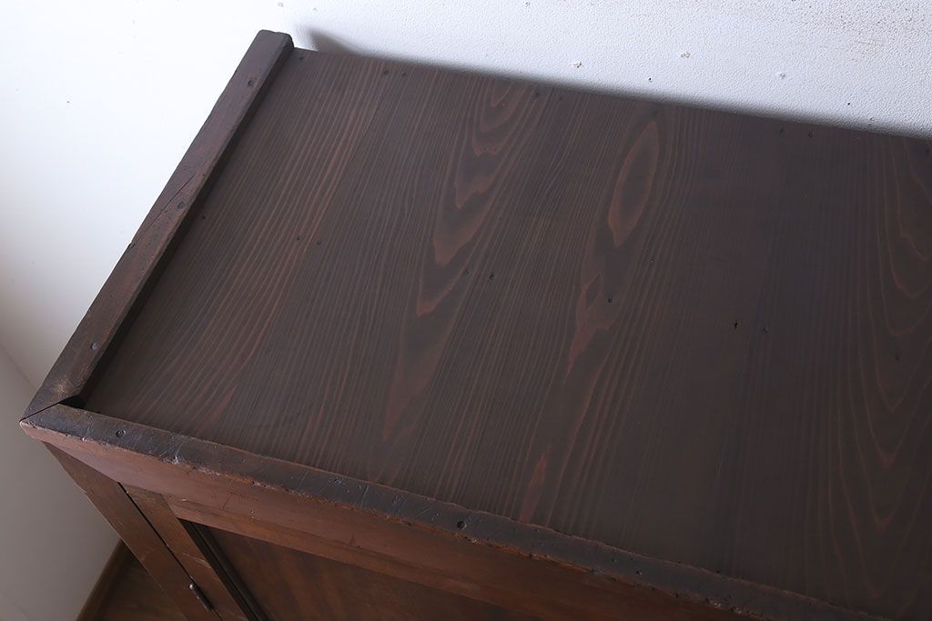 アンティーク家具　観音扉の大きなアンティーク収納棚(戸棚)