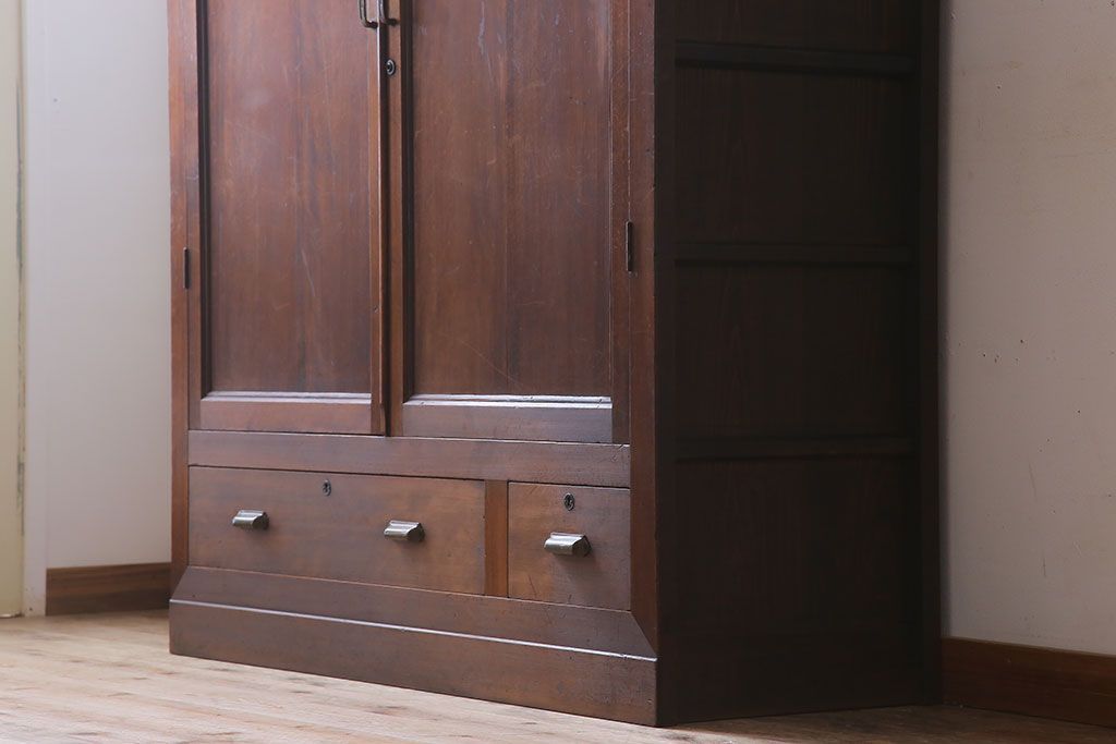 アンティーク家具　観音扉の大きなアンティーク収納棚(戸棚)