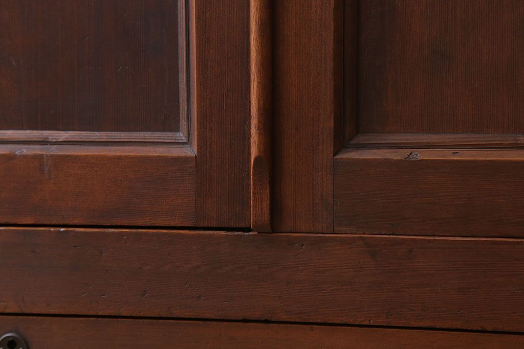 アンティーク家具　観音扉の大きなアンティーク収納棚(戸棚)