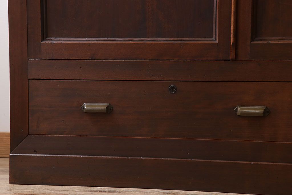 アンティーク家具　観音扉の大きなアンティーク収納棚(戸棚)