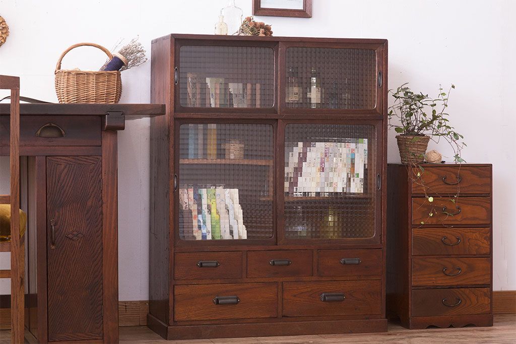 レトロ家具　レトロスタイル　栓材!チェッカーガラス入りのアンティーク収納棚(茶箪笥)