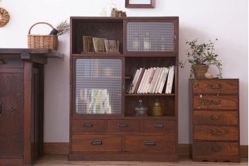 レトロ家具　レトロスタイル　栓材!チェッカーガラス入りのアンティーク収納棚(茶箪笥)