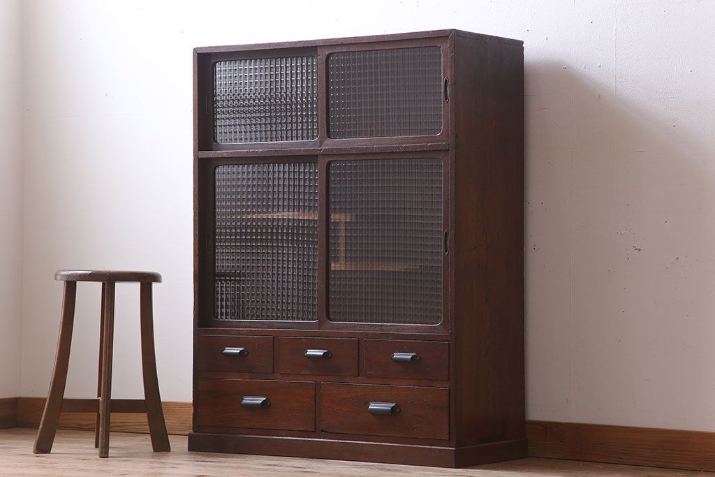 レトロ家具　レトロスタイル　栓材!チェッカーガラス入りのアンティーク収納棚(茶箪笥)