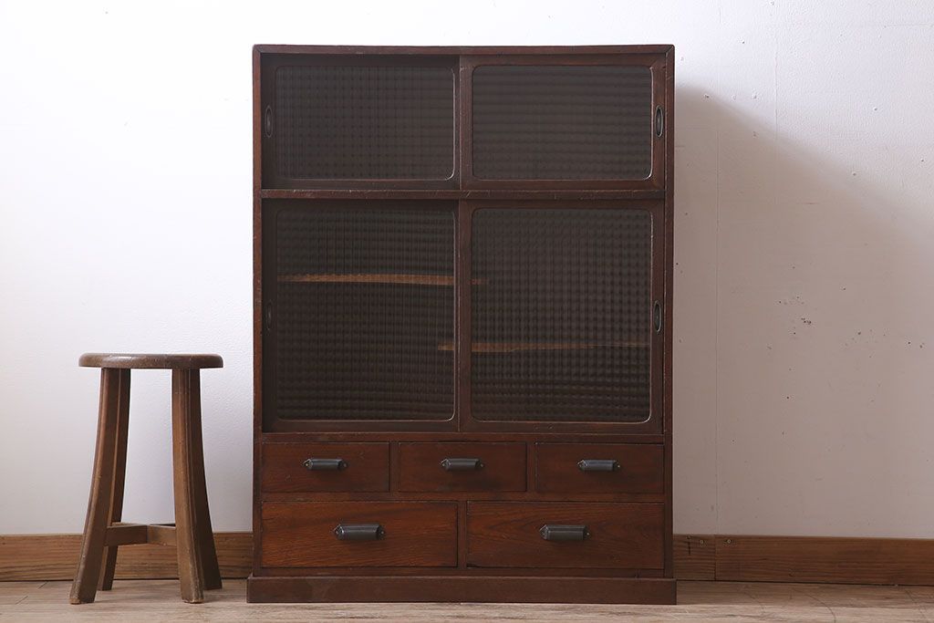 レトロ家具　レトロスタイル　栓材!チェッカーガラス入りのアンティーク収納棚(茶箪笥)