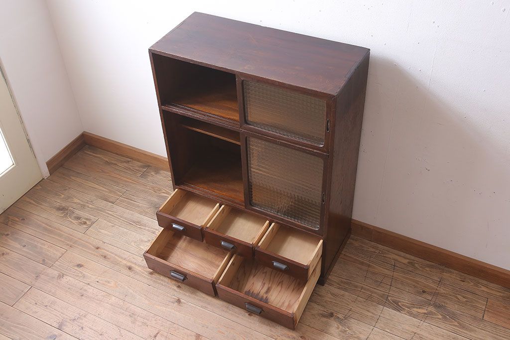 レトロ家具　レトロスタイル　栓材!チェッカーガラス入りのアンティーク収納棚(茶箪笥)