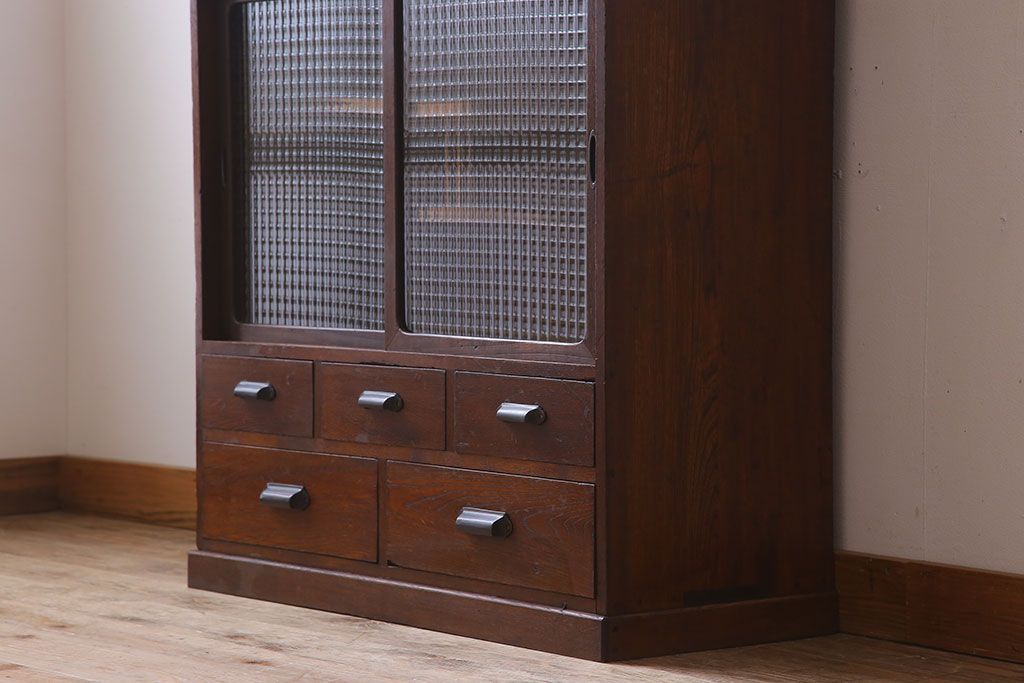 レトロ家具　レトロスタイル　栓材!チェッカーガラス入りのアンティーク収納棚(茶箪笥)