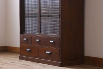 レトロ家具　レトロスタイル　栓材!チェッカーガラス入りのアンティーク収納棚(茶箪笥)