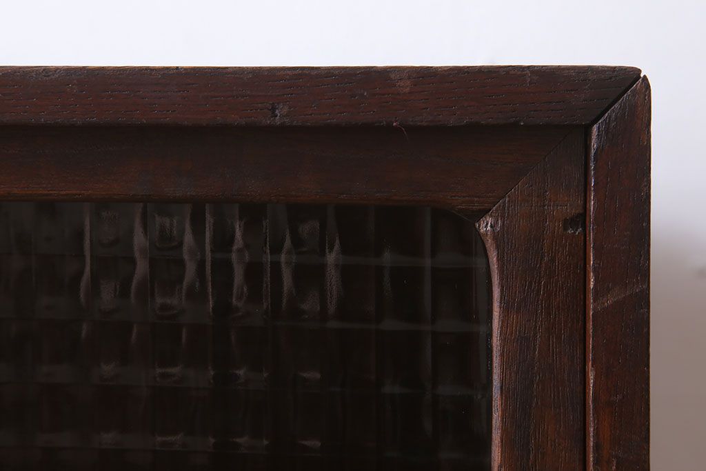 レトロ家具　レトロスタイル　栓材!チェッカーガラス入りのアンティーク収納棚(茶箪笥)