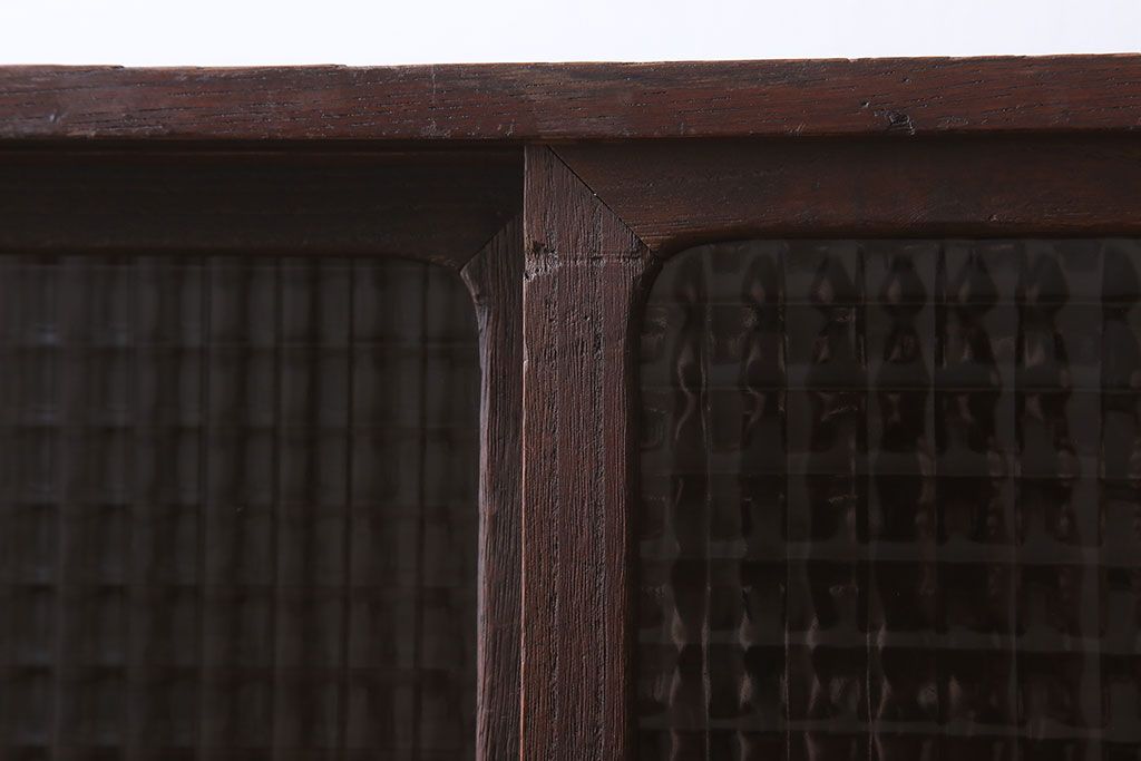 レトロ家具　レトロスタイル　栓材!チェッカーガラス入りのアンティーク収納棚(茶箪笥)