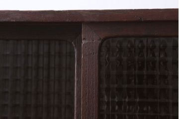 レトロ家具　レトロスタイル　栓材!チェッカーガラス入りのアンティーク収納棚(茶箪笥)