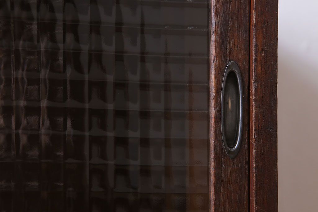 レトロ家具　レトロスタイル　栓材!チェッカーガラス入りのアンティーク収納棚(茶箪笥)