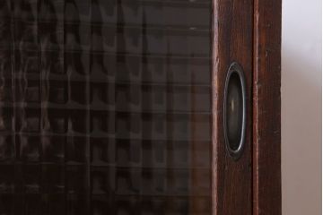 レトロ家具　レトロスタイル　栓材!チェッカーガラス入りのアンティーク収納棚(茶箪笥)