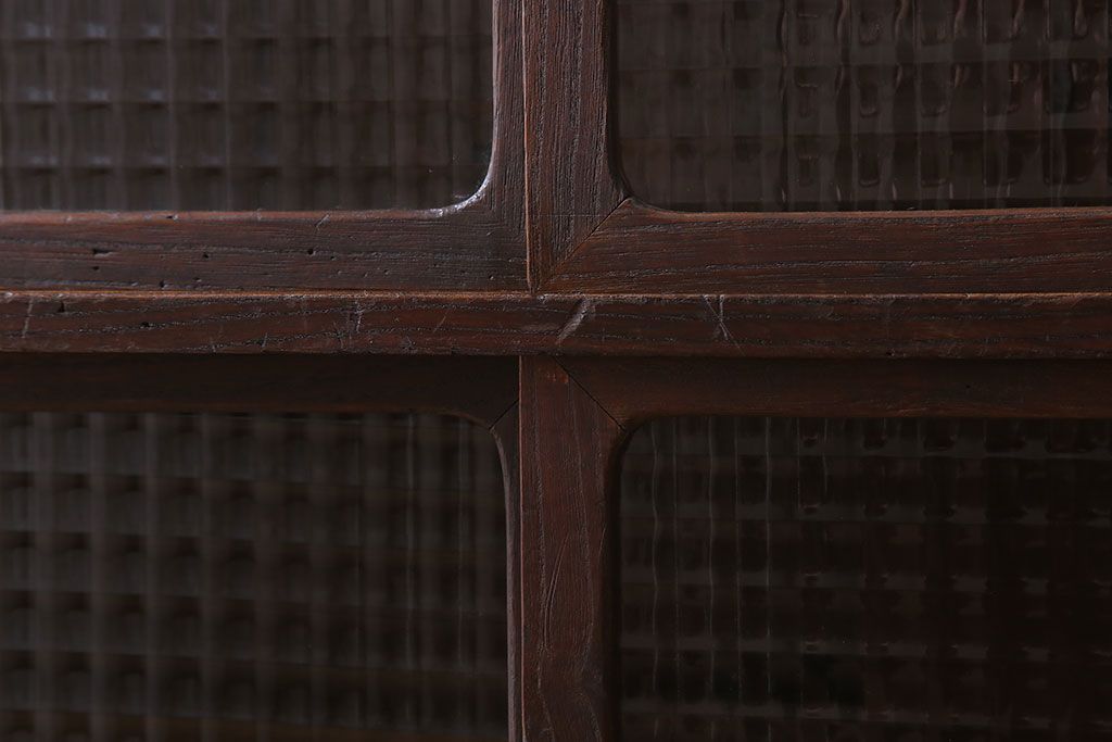 レトロ家具　レトロスタイル　栓材!チェッカーガラス入りのアンティーク収納棚(茶箪笥)