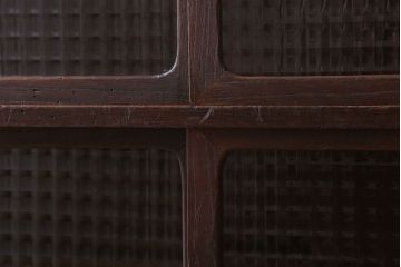 レトロ家具　レトロスタイル　栓材!チェッカーガラス入りのアンティーク収納棚(茶箪笥)