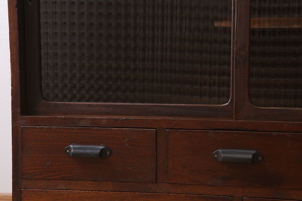 レトロ家具　レトロスタイル　栓材!チェッカーガラス入りのアンティーク収納棚(茶箪笥)