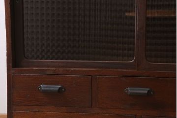 レトロ家具　レトロスタイル　栓材!チェッカーガラス入りのアンティーク収納棚(茶箪笥)