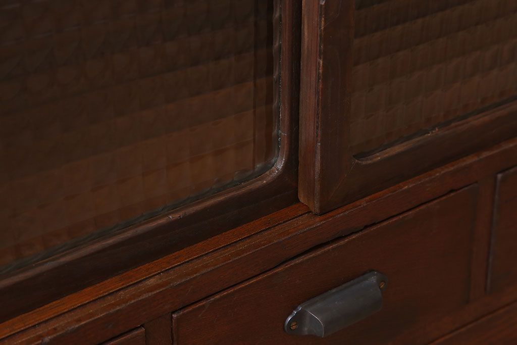 レトロ家具　レトロスタイル　栓材!チェッカーガラス入りのアンティーク収納棚(茶箪笥)