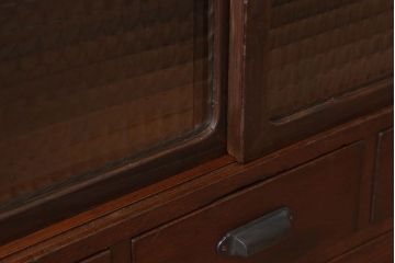 レトロ家具　レトロスタイル　栓材!チェッカーガラス入りのアンティーク収納棚(茶箪笥)