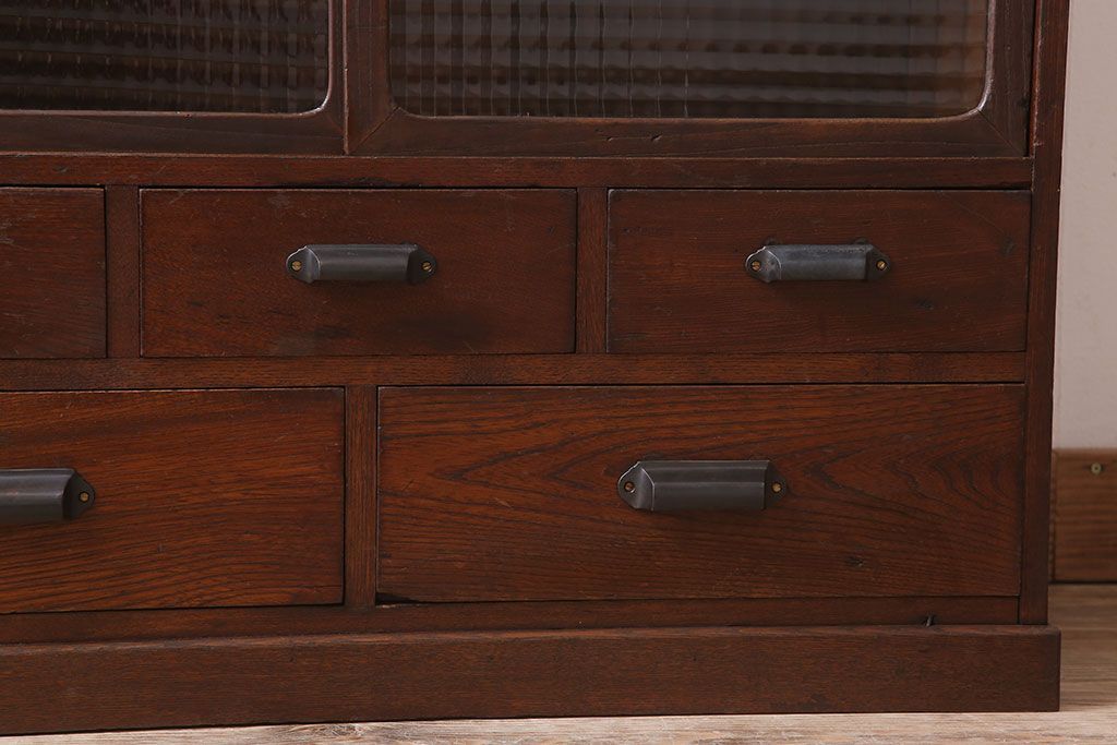 レトロ家具　レトロスタイル　栓材!チェッカーガラス入りのアンティーク収納棚(茶箪笥)