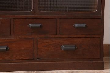 レトロ家具　レトロスタイル　栓材!チェッカーガラス入りのアンティーク収納棚(茶箪笥)