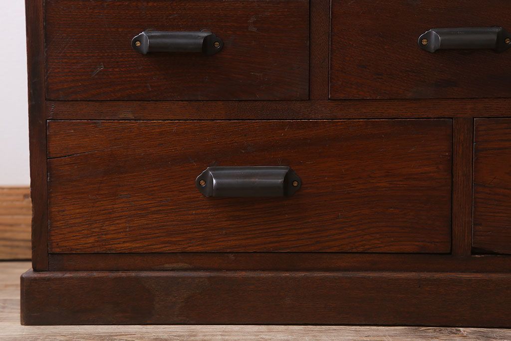 レトロ家具　レトロスタイル　栓材!チェッカーガラス入りのアンティーク収納棚(茶箪笥)