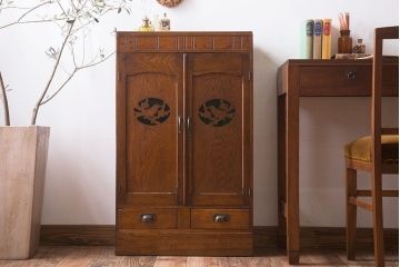 アンティーク家具　鶯と梅の透かし彫り　古い栓材製!色ガラスが入った本箱(ブックケース)