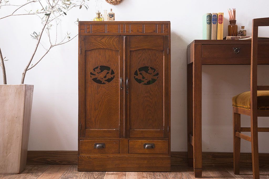 アンティーク家具　鶯と梅の透かし彫り　古い栓材製!色ガラスが入った本箱(ブックケース)