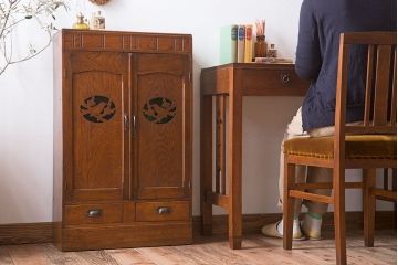 アンティーク家具　鶯と梅の透かし彫り　古い栓材製!色ガラスが入った本箱(ブックケース)