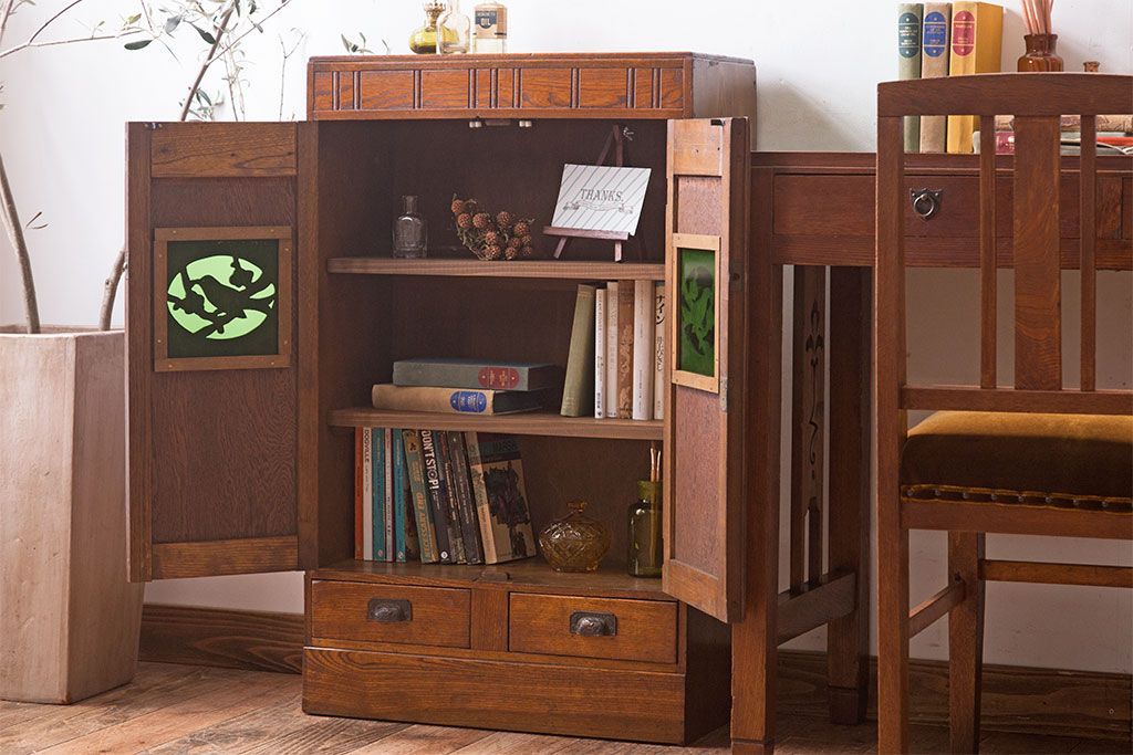 アンティーク家具　鶯と梅の透かし彫り　古い栓材製!色ガラスが入った本箱(ブックケース)