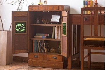 アンティーク家具　鶯と梅の透かし彫り　古い栓材製!色ガラスが入った本箱(ブックケース)