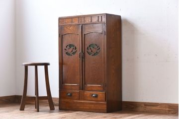 アンティーク家具　鶯と梅の透かし彫り　古い栓材製!色ガラスが入った本箱(ブックケース)