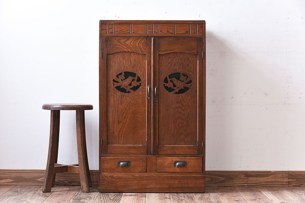 アンティーク家具　鶯と梅の透かし彫り　古い栓材製!色ガラスが入った本箱(ブックケース)