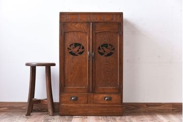 アンティーク家具　鶯と梅の透かし彫り　古い栓材製!色ガラスが入った本箱(ブックケース)