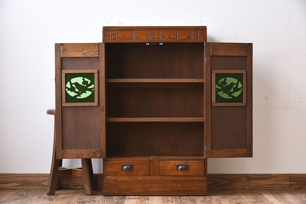 アンティーク家具　鶯と梅の透かし彫り　古い栓材製!色ガラスが入った本箱(ブックケース)