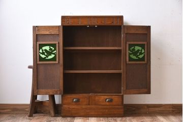 アンティーク家具　鶯と梅の透かし彫り　古い栓材製!色ガラスが入った本箱(ブックケース)