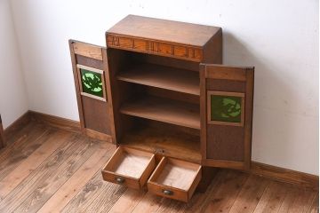 アンティーク家具　鶯と梅の透かし彫り　古い栓材製!色ガラスが入った本箱(ブックケース)