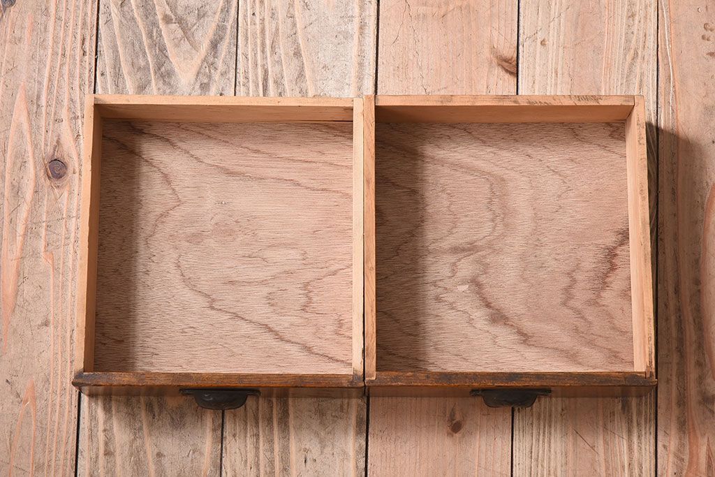 アンティーク家具　鶯と梅の透かし彫り　古い栓材製!色ガラスが入った本箱(ブックケース)