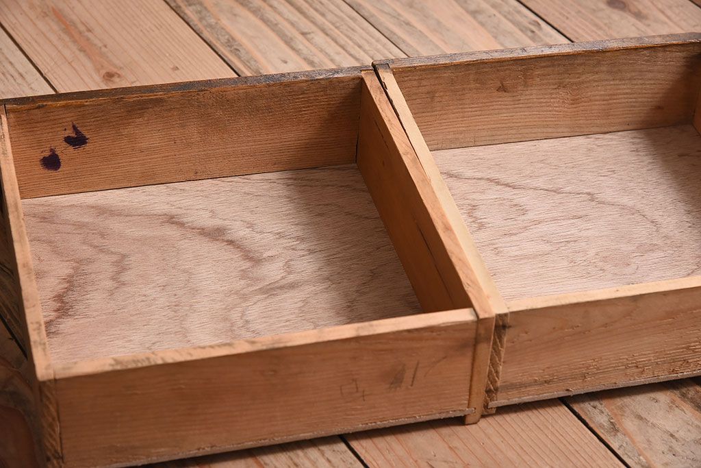 アンティーク家具　鶯と梅の透かし彫り　古い栓材製!色ガラスが入った本箱(ブックケース)