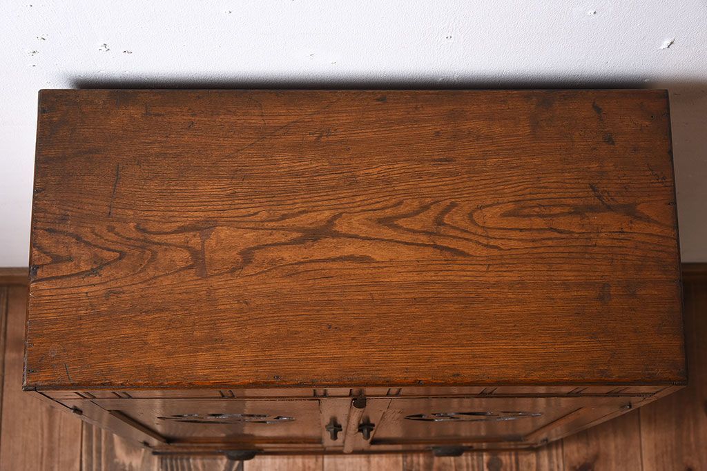 アンティーク家具　鶯と梅の透かし彫り　古い栓材製!色ガラスが入った本箱(ブックケース)