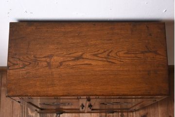 アンティーク家具　鶯と梅の透かし彫り　古い栓材製!色ガラスが入った本箱(ブックケース)