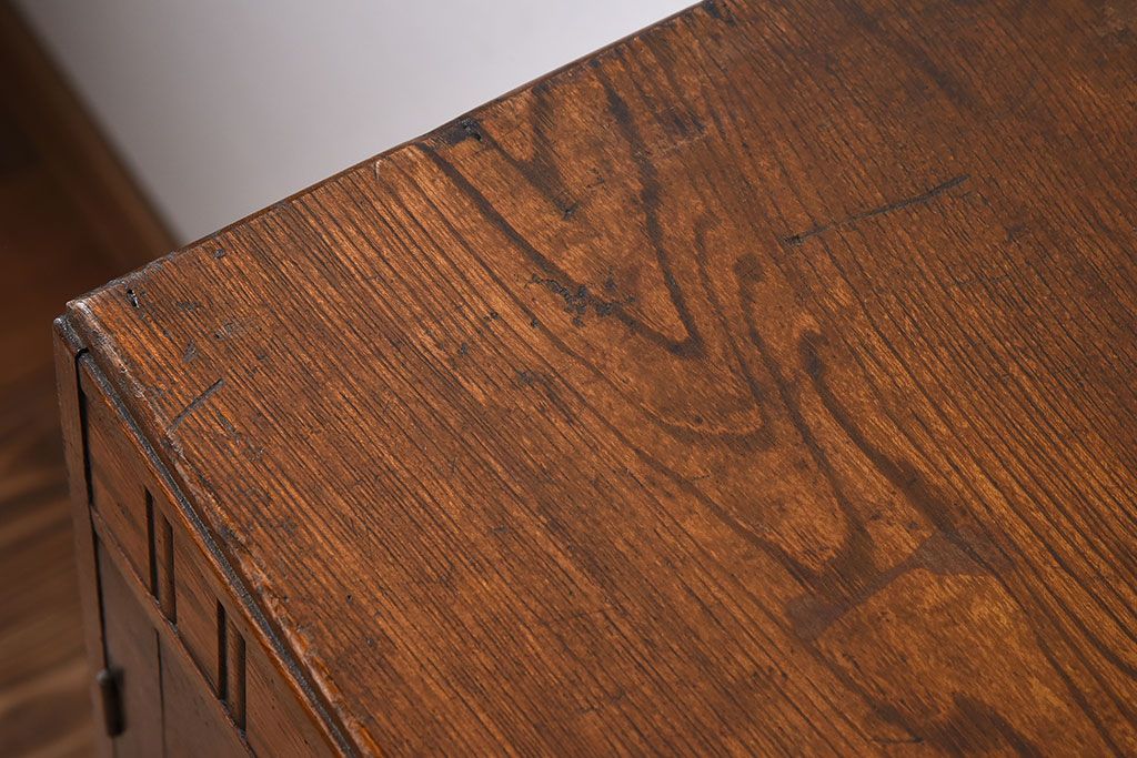 アンティーク家具　鶯と梅の透かし彫り　古い栓材製!色ガラスが入った本箱(ブックケース)