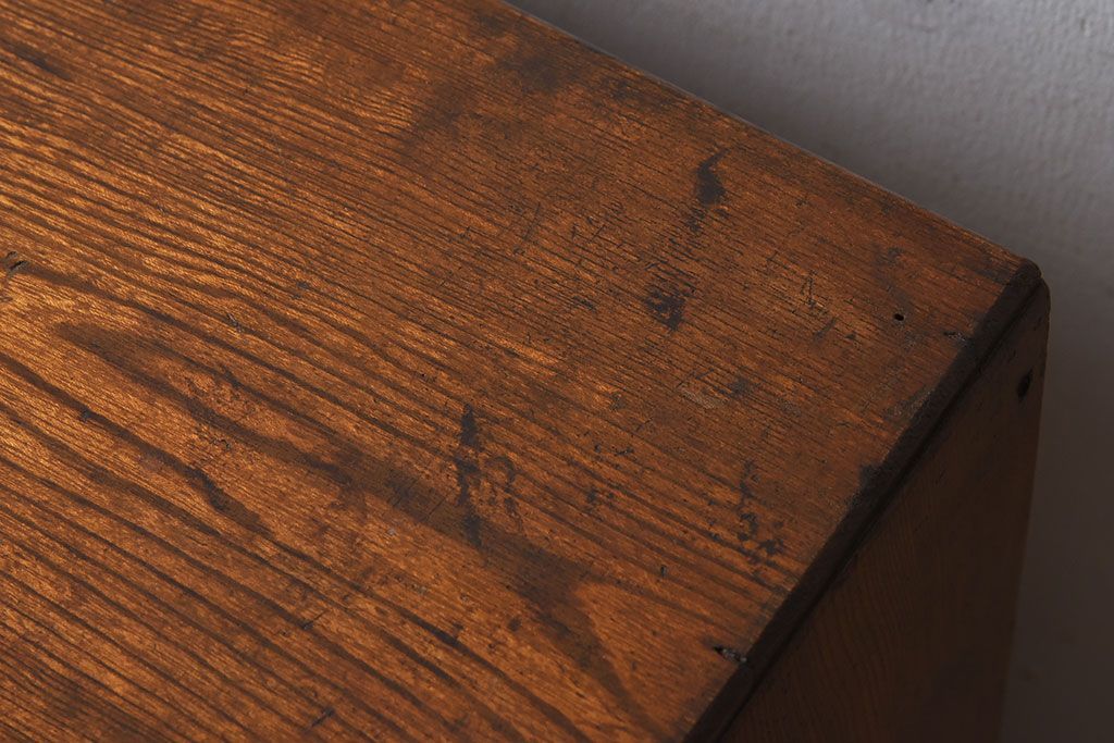 アンティーク家具　鶯と梅の透かし彫り　古い栓材製!色ガラスが入った本箱(ブックケース)