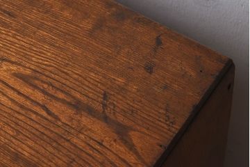 アンティーク家具　鶯と梅の透かし彫り　古い栓材製!色ガラスが入った本箱(ブックケース)