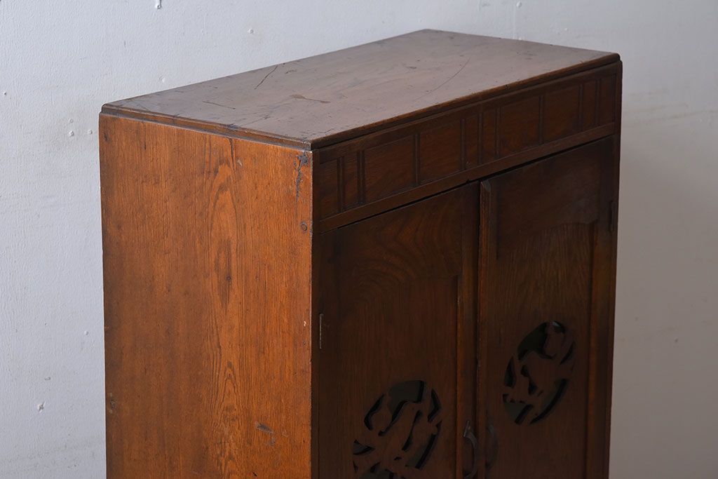 アンティーク家具　鶯と梅の透かし彫り　古い栓材製!色ガラスが入った本箱(ブックケース)