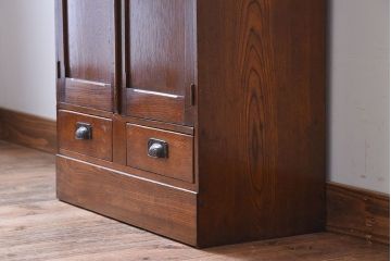 アンティーク家具　鶯と梅の透かし彫り　古い栓材製!色ガラスが入った本箱(ブックケース)